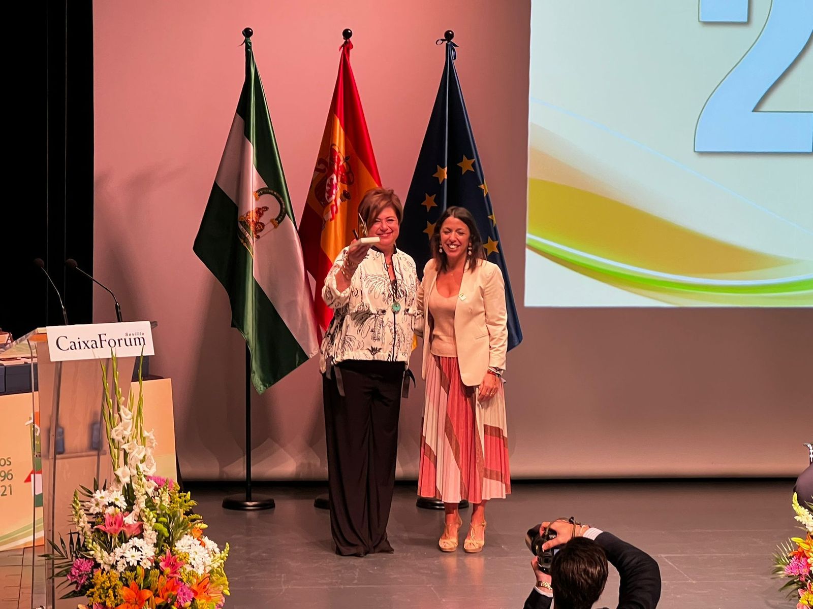 La presidenta del Parlamento de Andalucía , Marta Bosquet, entre al Consejo Andaluz del Colegio de Veterinarios su reconocimiento.