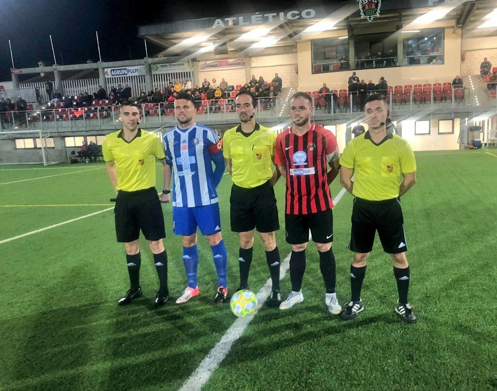 Capitanes de Lorca Deportiva y Pulpileño junto al trío arbitral.