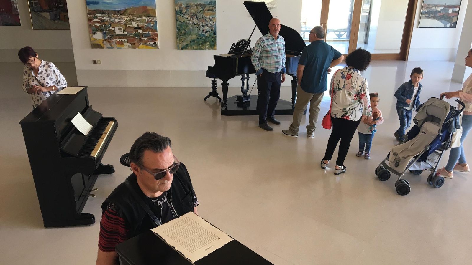 Vista general del espacio donde están expuestos los pianos de Manuel Rojas.