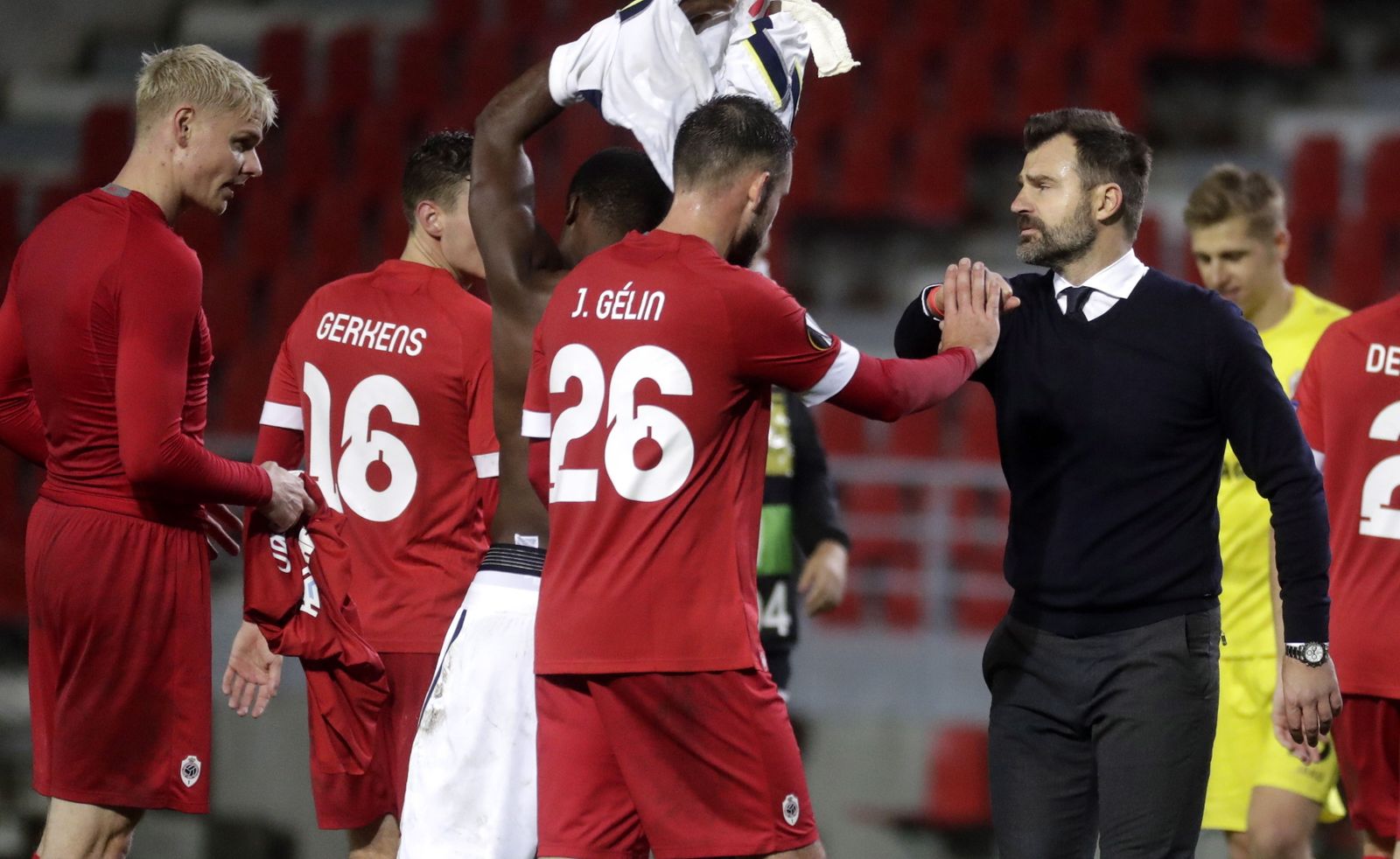 Iván Leko felicita a sus jugadores tras ganar al Tottenham