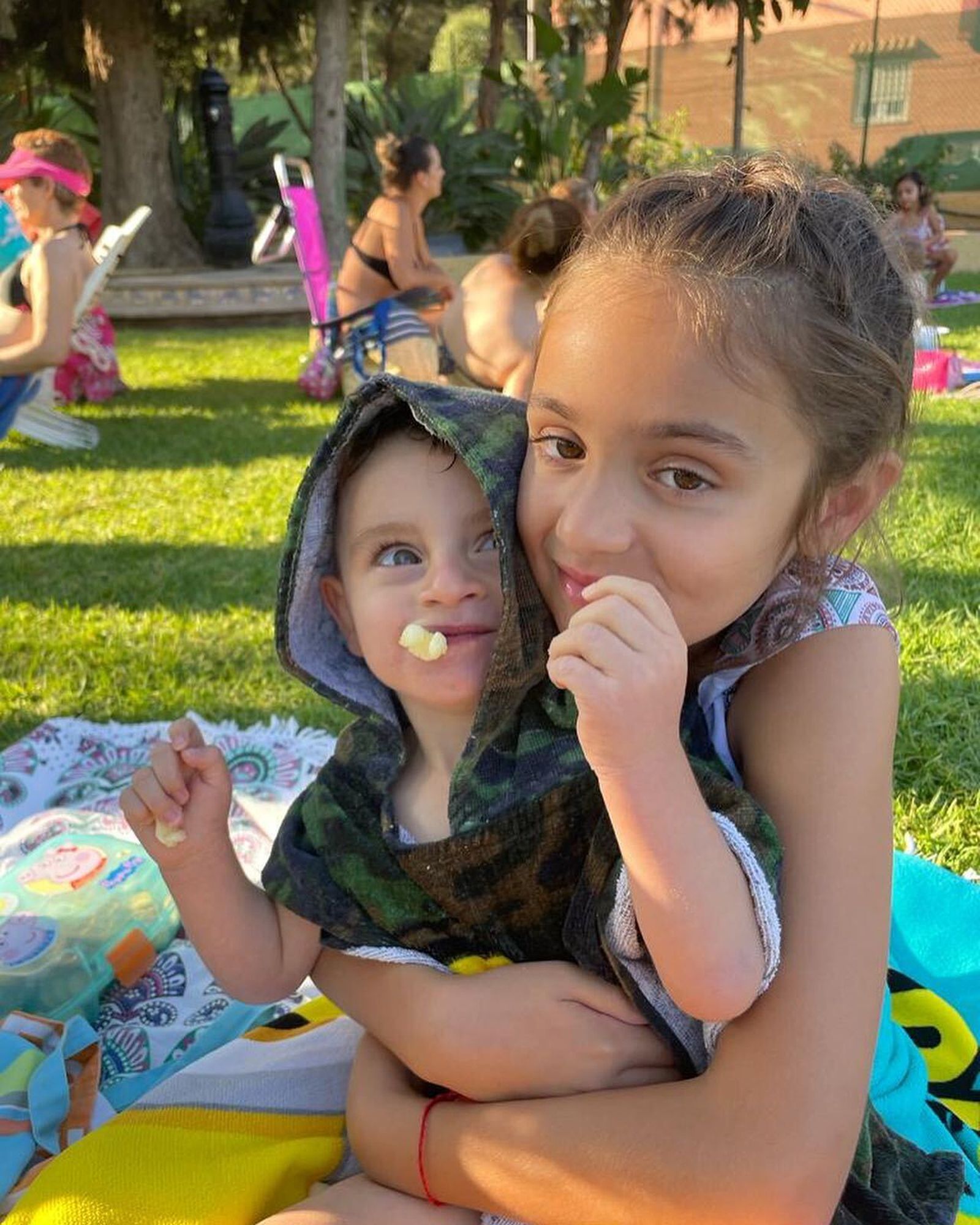 Tano junto a su hermana Miriam.