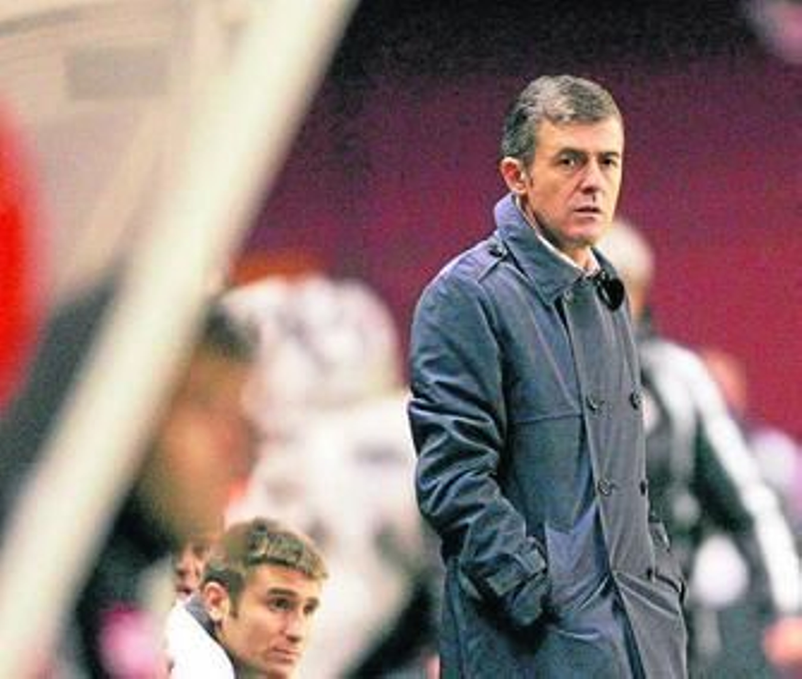 Lucas Alcaraz sigue con atención el desenlace del choque desde la zona técnica.