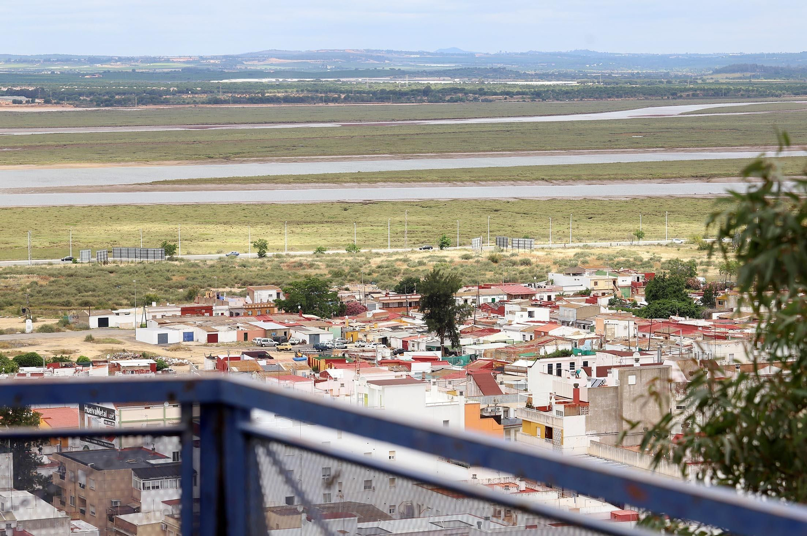 Imágenes de la suciedad, deterioro y abandono de los miradores del Conquero