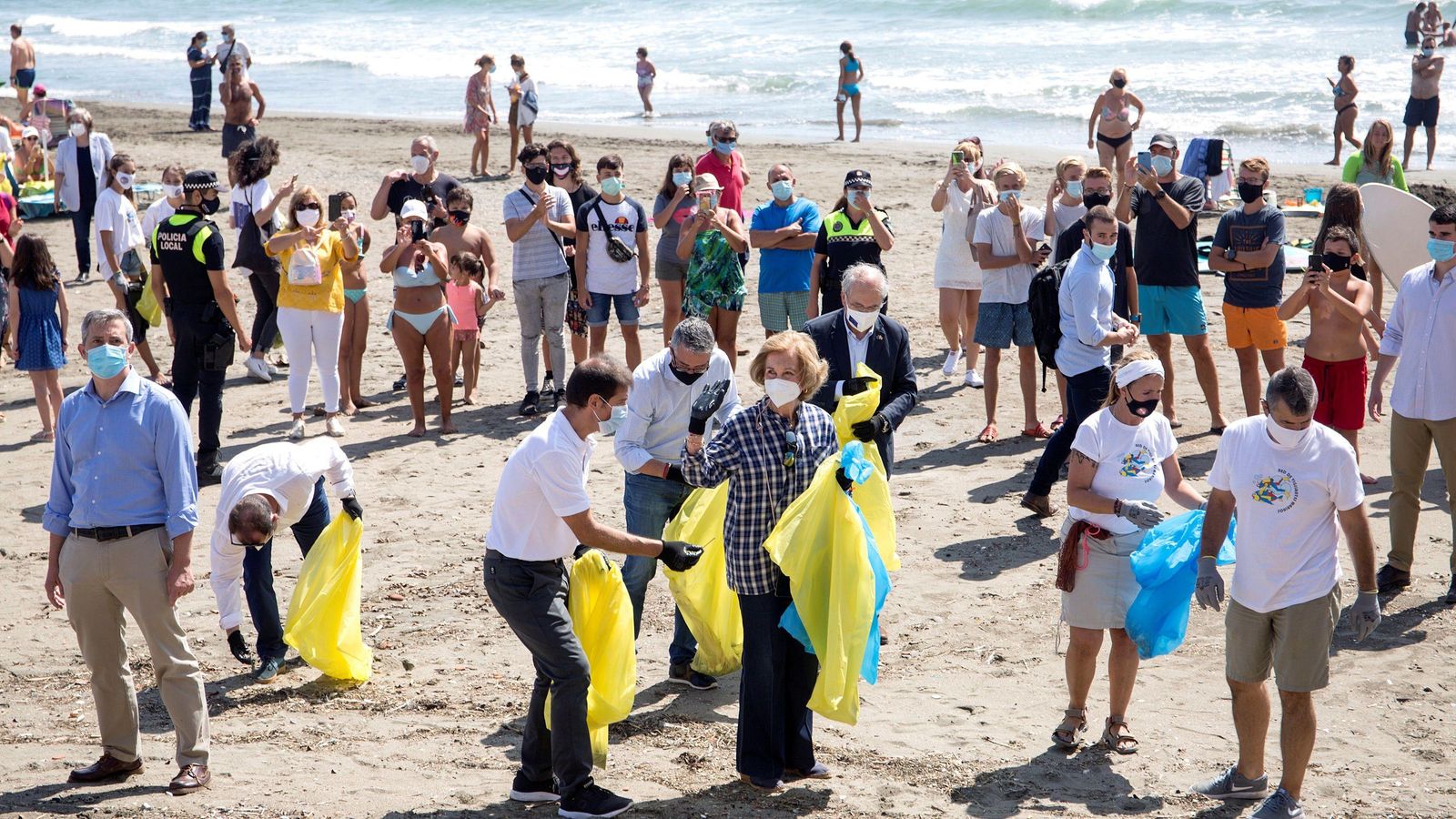 La presencia de Doña Sofía sorprendió a numerosos bañistas.