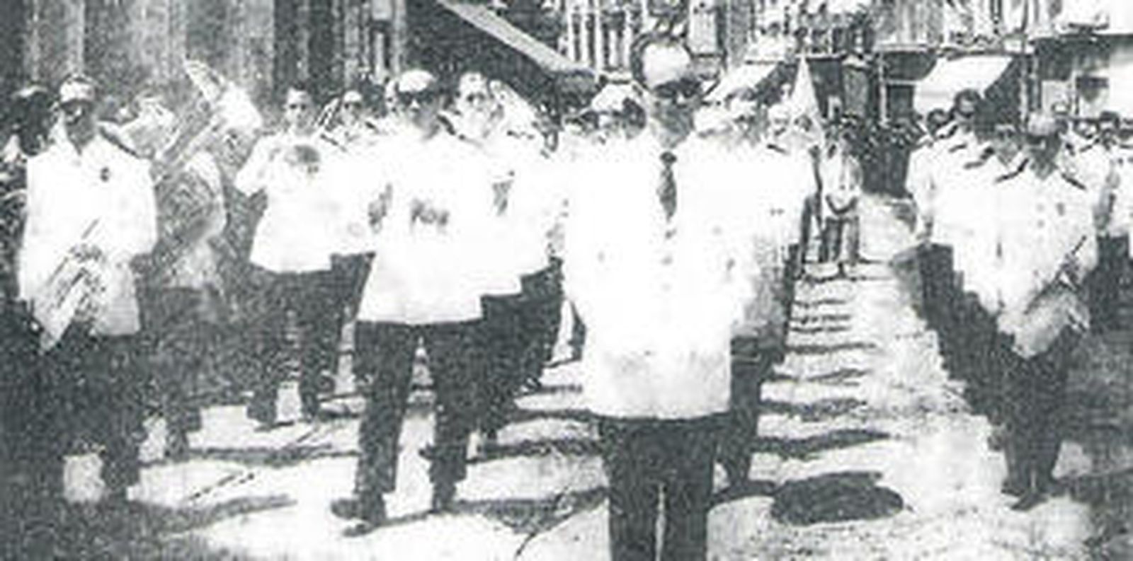 1. Imagen del maestro Faus junto a la Banda Municipal en la procesión del Corpus de 1958. 2. Portada del disco de José Faus Obra Integral para Banda, que incluye temas tan conocidos como El rey de los toreros o su obra cumbre La Alhambra iluminada. 3. Viñeta de Soria tras la muerte del maestro Faus, publicada el día 15 de mayo de 1984. 4. Retrato firmado del director don José Faus.  Rptaje gráfico: José Luis Delgado