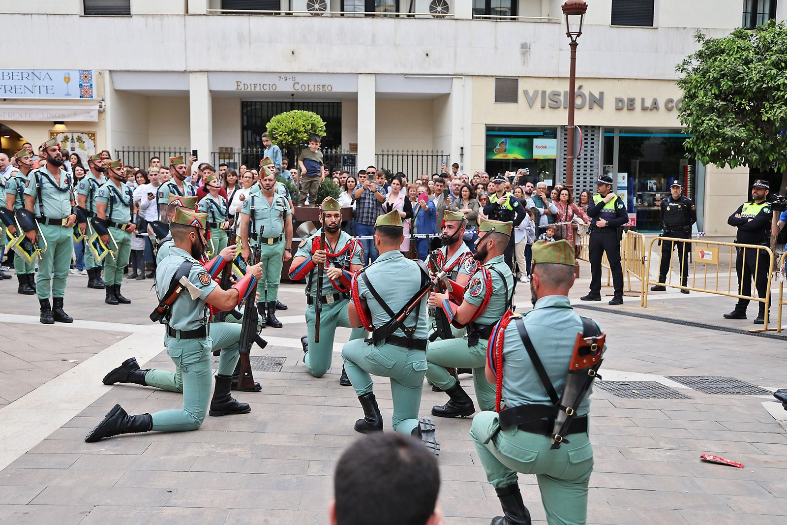 Las mejores imágenes del Sábado de Pasión en Huelva: La Legión con el Cristo de la Vera+Cruz