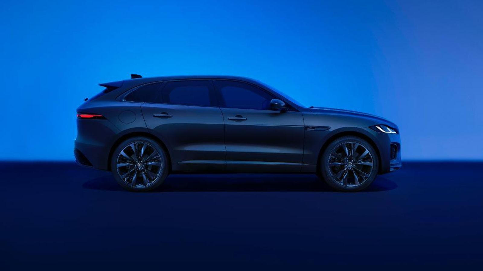 Además de mayor autonomía eléctrica para el P400e vuelve a la gama el Diesel de 163 CV y la oferta se concentra en dos acabados R-Dynamic y el SVR.