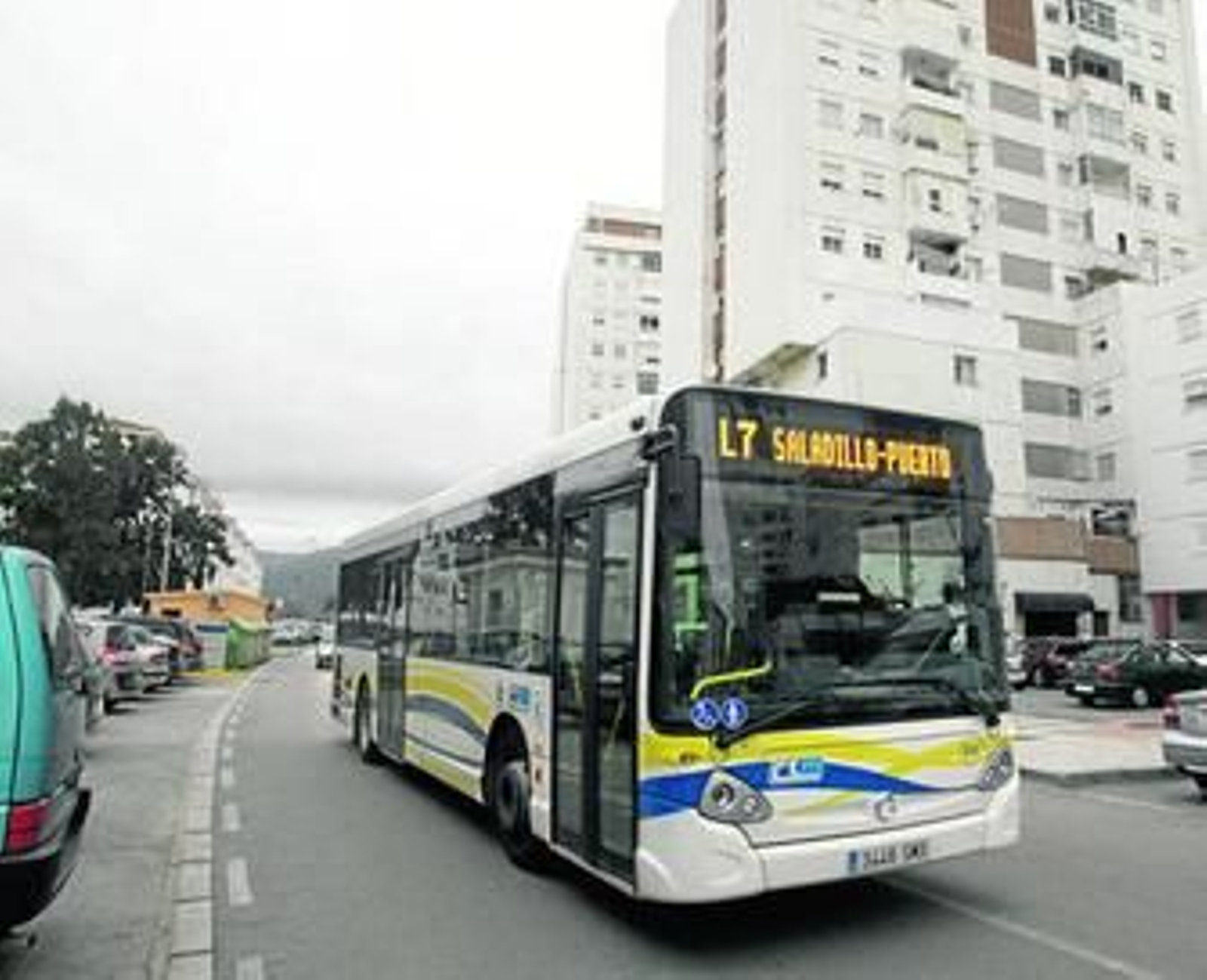 Un autocar circula por la barriada del Saladillo.