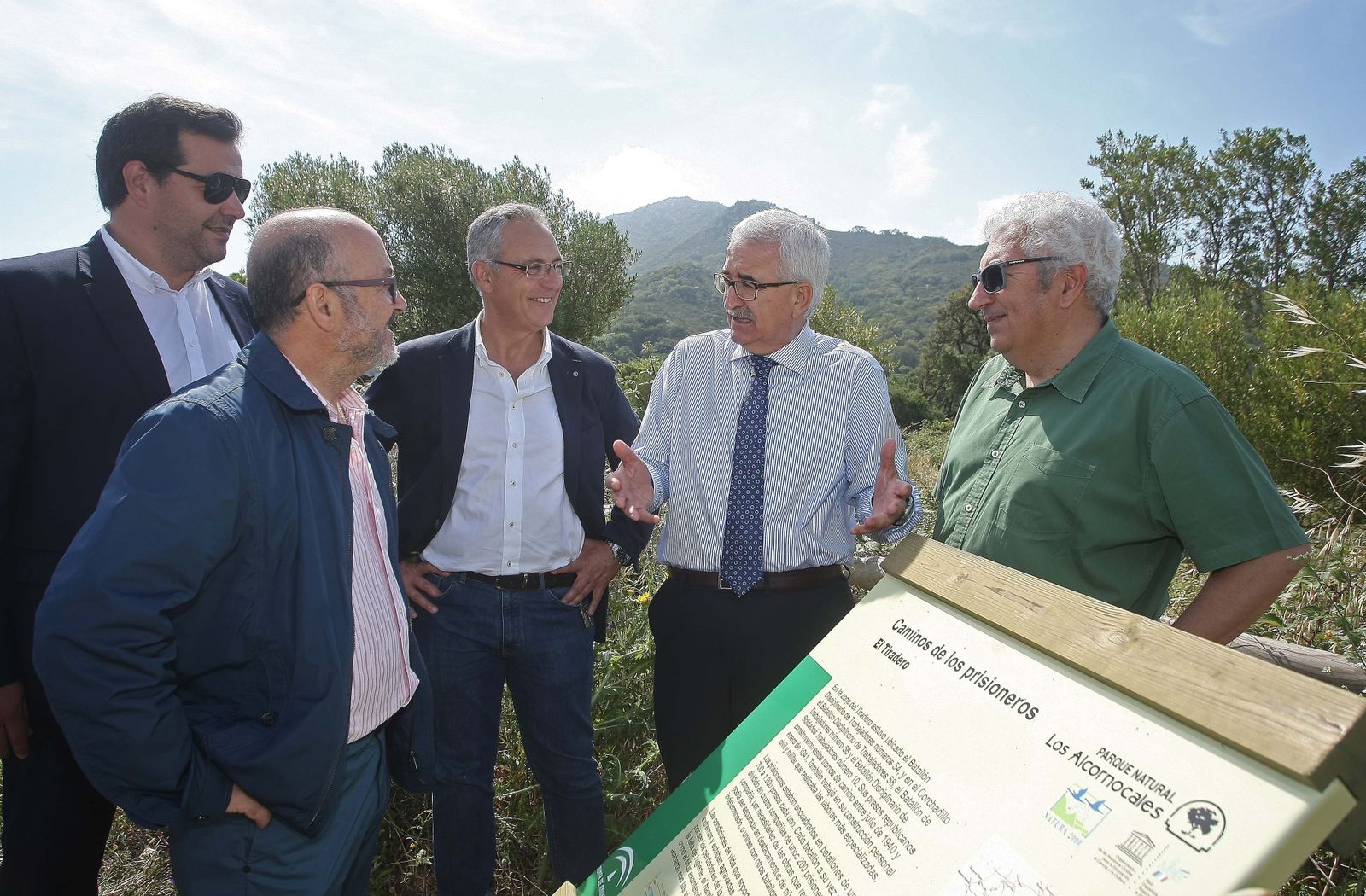 Jiménez Barrios, segundo por la derecha, junto a uno de los carteles del camino.