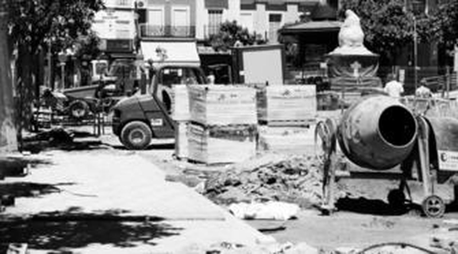 Las losetas de granito alfombran ya la zona perimetral de la plaza próxima a los soportales.