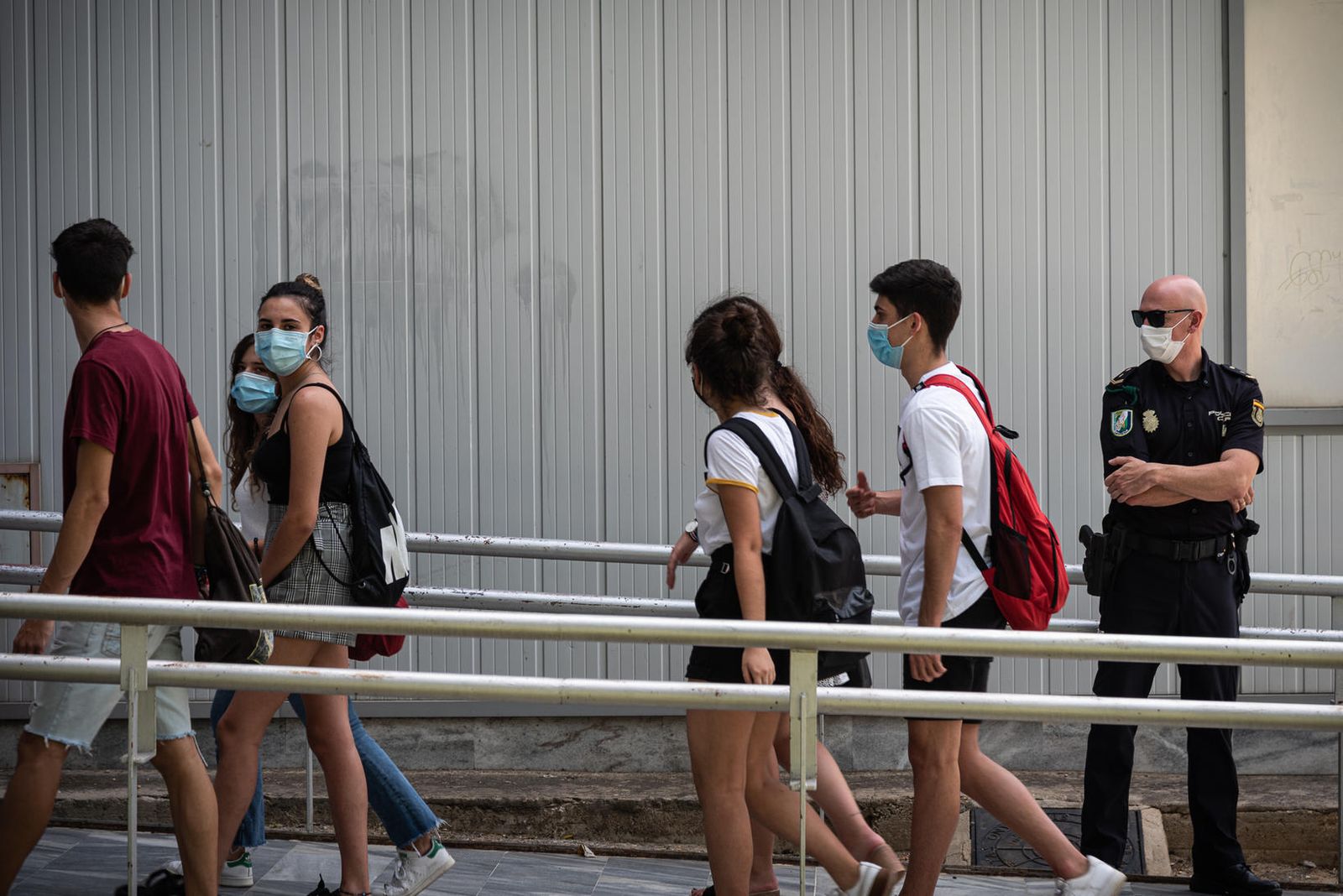 Varios estudiantes en los momento previos de la PEvAU.
