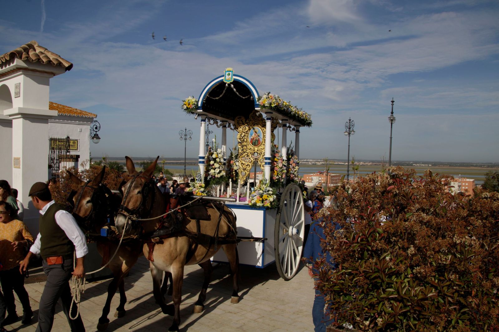 La hermandad de Huelva de la Peña visita el Santuario de la Cinta.
