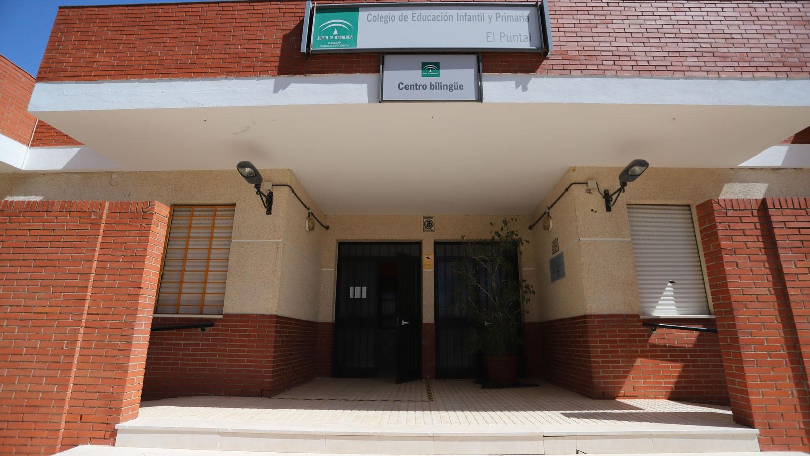 Fachada del CEIP El Puntal de Bellavista, en Aljaraque.