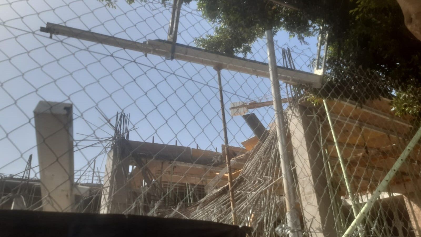 Los bomberos intervienen en la obra de la Compañía de María en San Fernando para retirar parte del andamiaje.