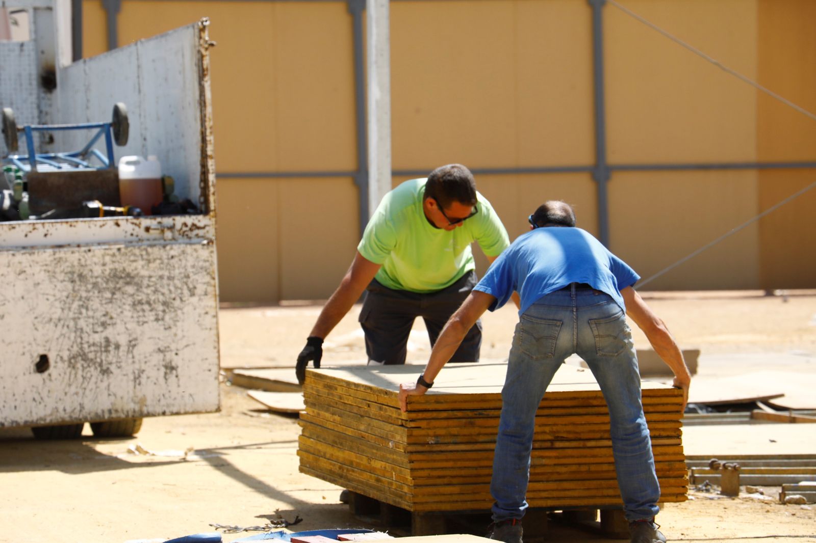 El desmontaje de las casetas y atracciones de la Feria de Córdoba, en imágenes