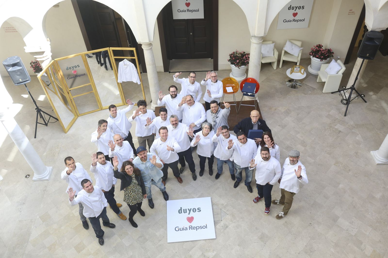 Algunos de los cocineros andaluces, junto a Juan Duyos, en la presentación.
