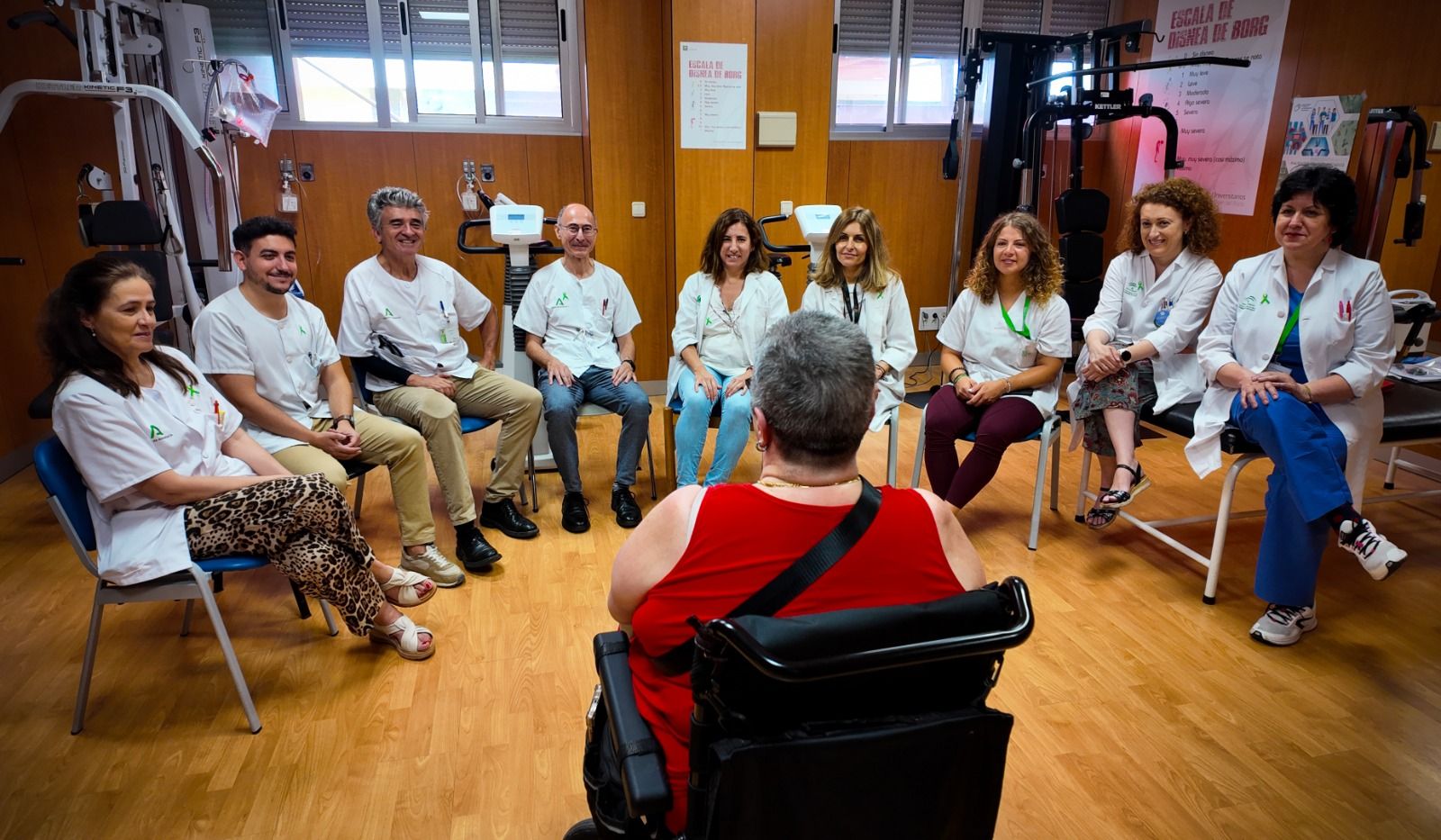 Una paciente durante una de las sesiones de rechabilitación respiratoria en la Unidad Multidisciplinar de Atención a pacientes con ELA del Macarena.