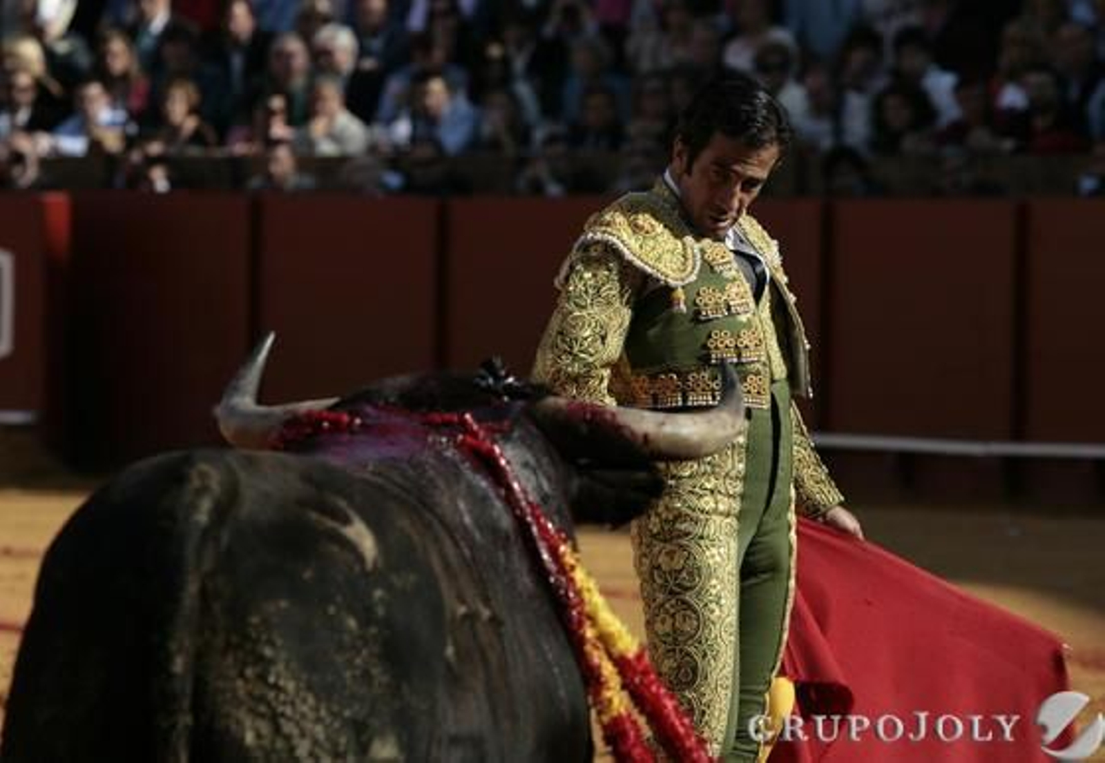 Juan Mora toreando el primer toro de la tarde.

Foto: Juan Carlos Munoz