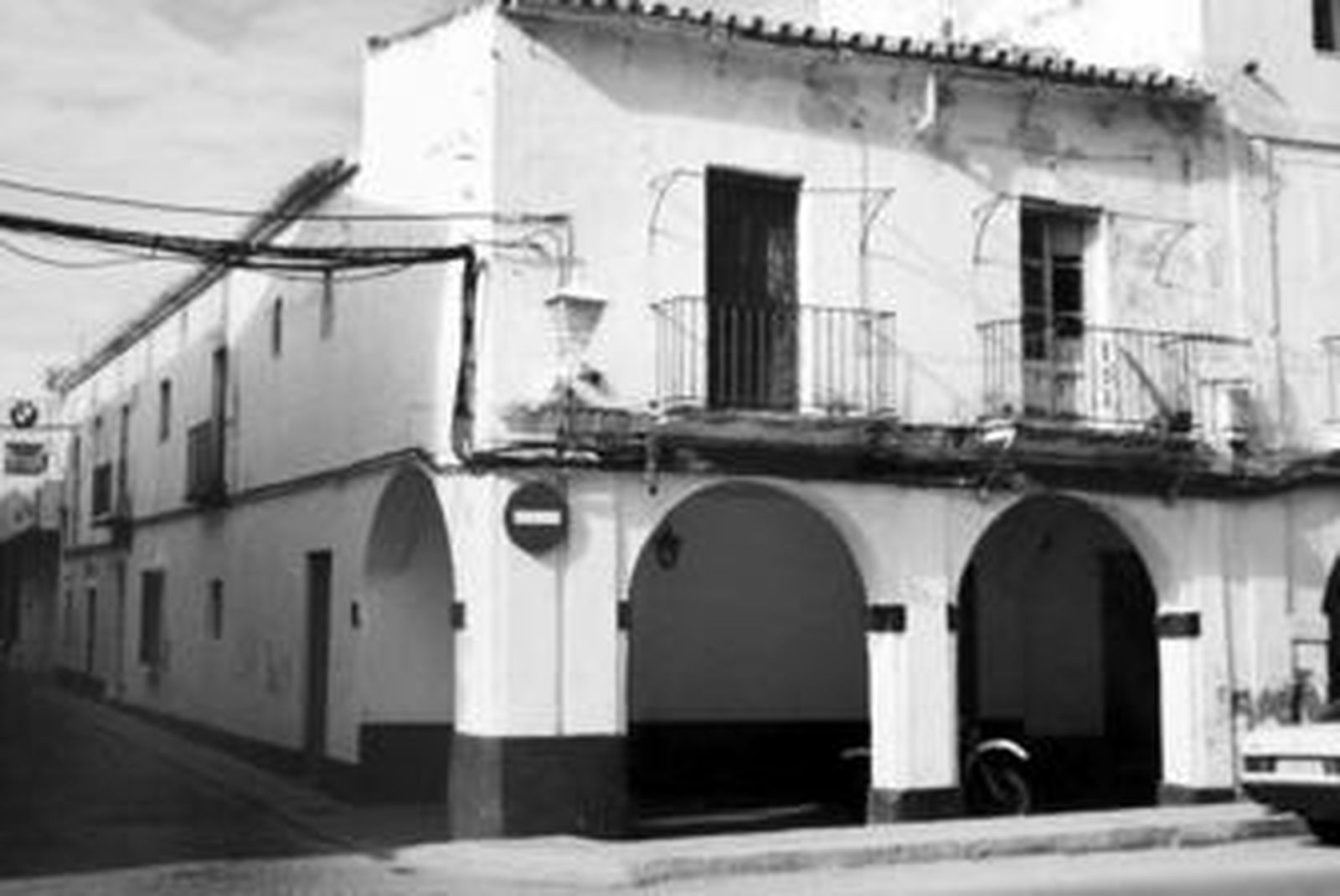 Una imagen de 2002 de la casa de la esquina de Chanca con Ribera del Río, cuyos soportales se han demolido.