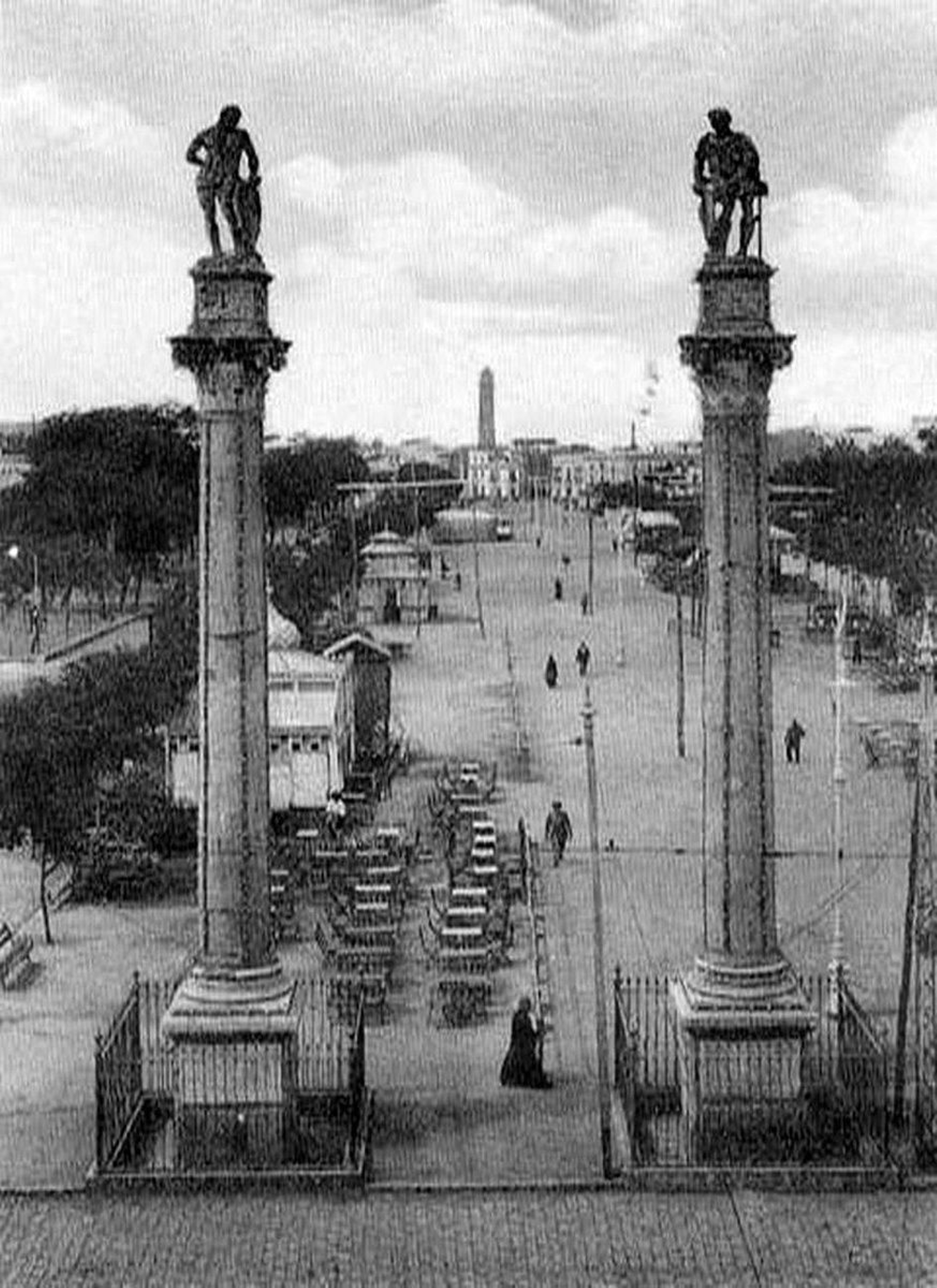 Imagen de principios del siglo XX donde se observa la protección de las columnas.