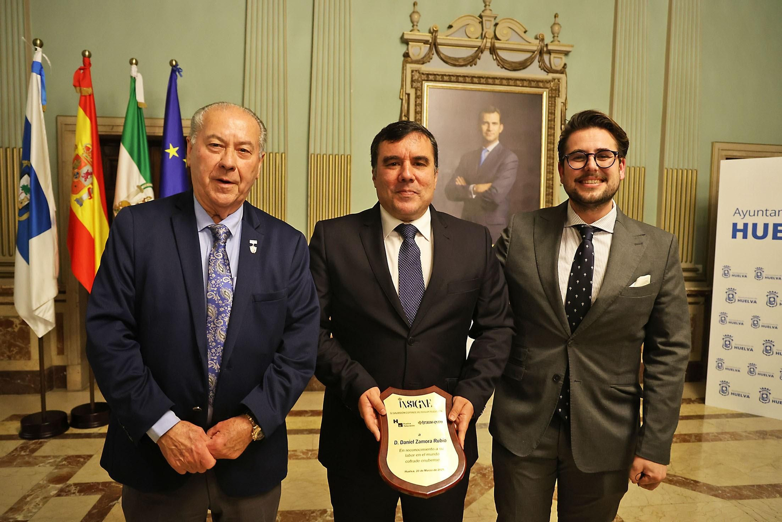 Antonio González, Daniel Zamora y Pepelu Bonaño, en el acto de Huelva TV.