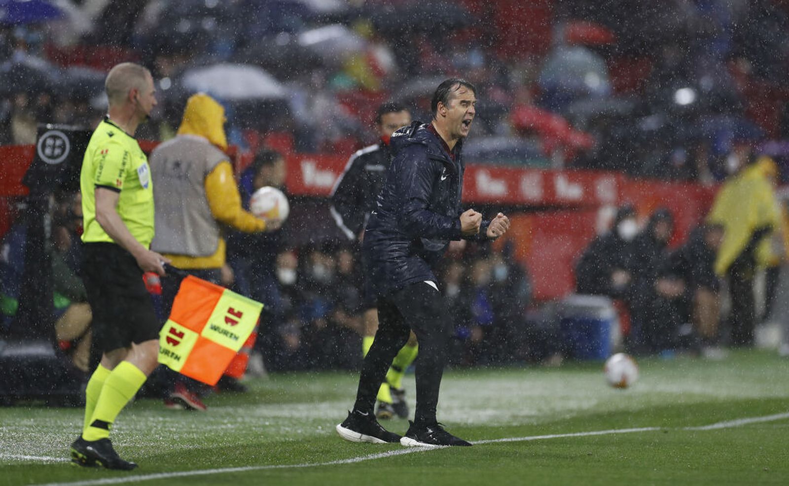 Lopetegui aprieta los puños mientras anima a sus futbolistas ante la Real Sociedad.