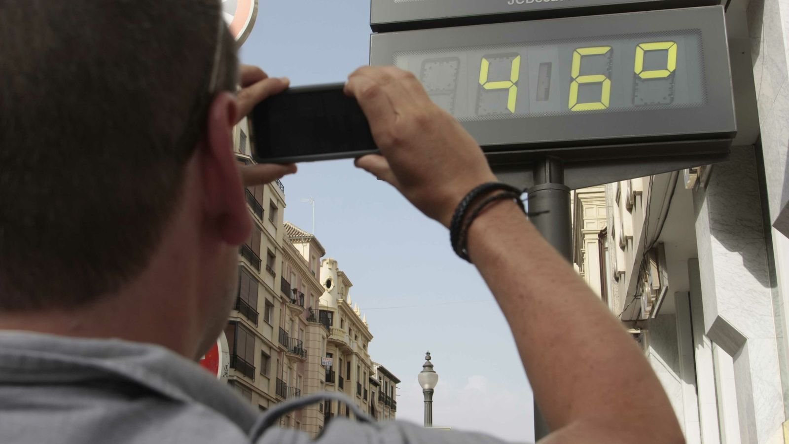Un hombre fotografía un termómetro de Granada en plena ola de calor.