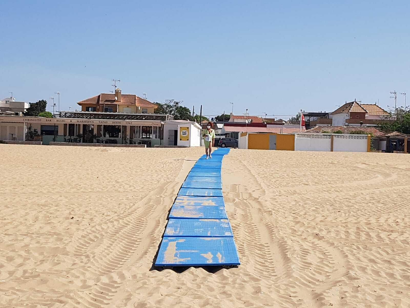 Una de las pasarelas de la playa