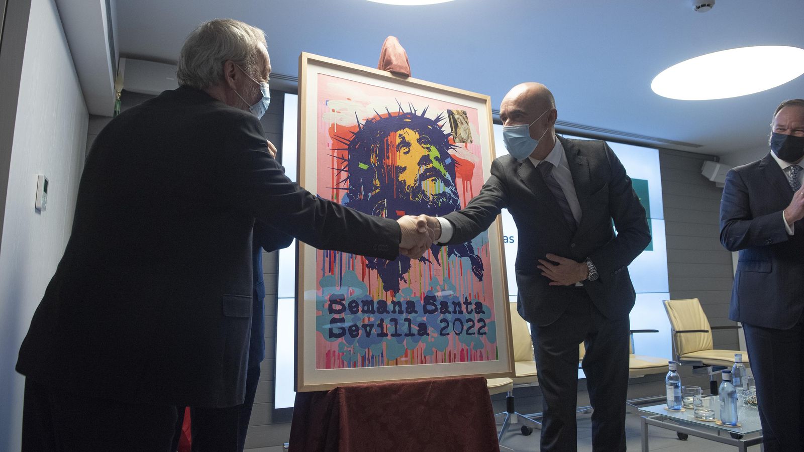 Manolo Cuervo y el alcalde Antonio Muñoz se dan la mano tras descubrirse el cartel