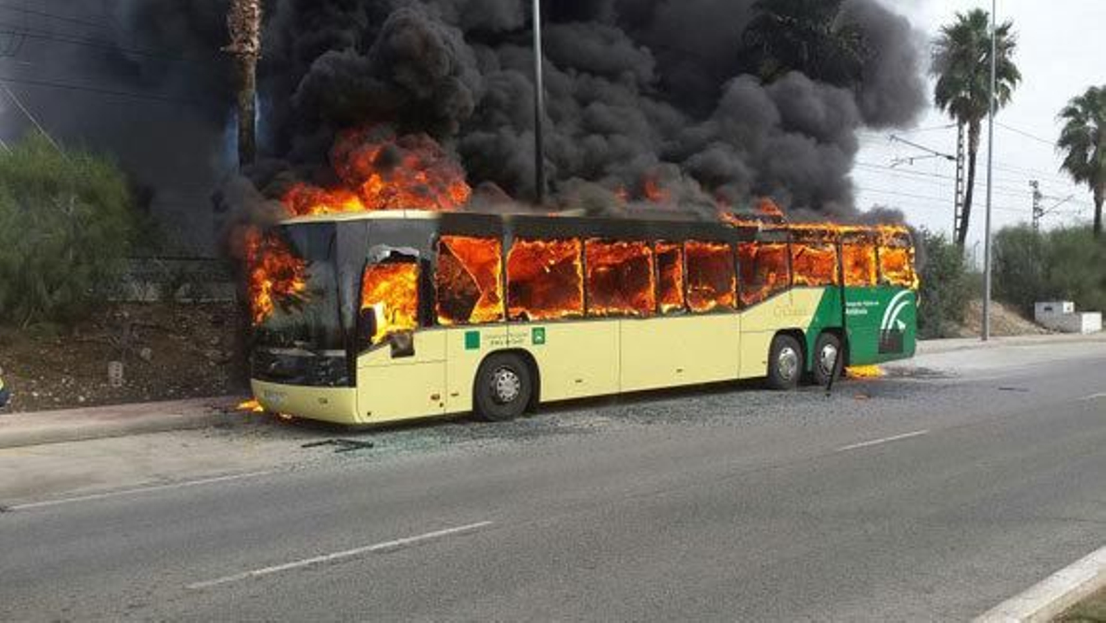 Un autobús con 58 personas en su interior sale ardiendo en Valdelagrana