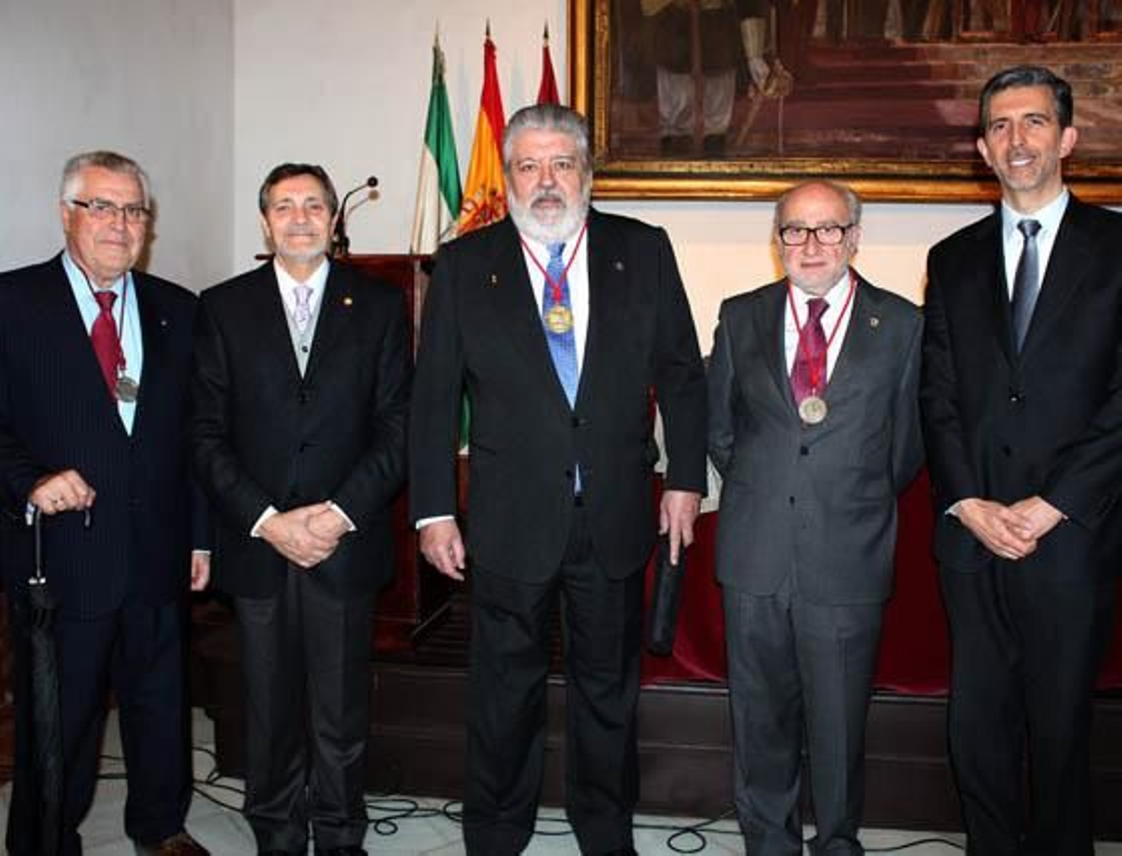 Antonio Ramírez de Arellano, Medalla de Oro del Colegio Oficial de Aparejadores y Arquitectos Técnicos (Coaat) de Sevilla en 2008; José María Calama, director de la ETS de Ingeniería de Edificación de Sevilla; Rafael Carretero y Alfonso Sedeño, medallas de Oro del Colegio en 2011 y 2007, respectivamente, y el secretario del Coaat, David Marín.

Foto: Victoria Ramírez