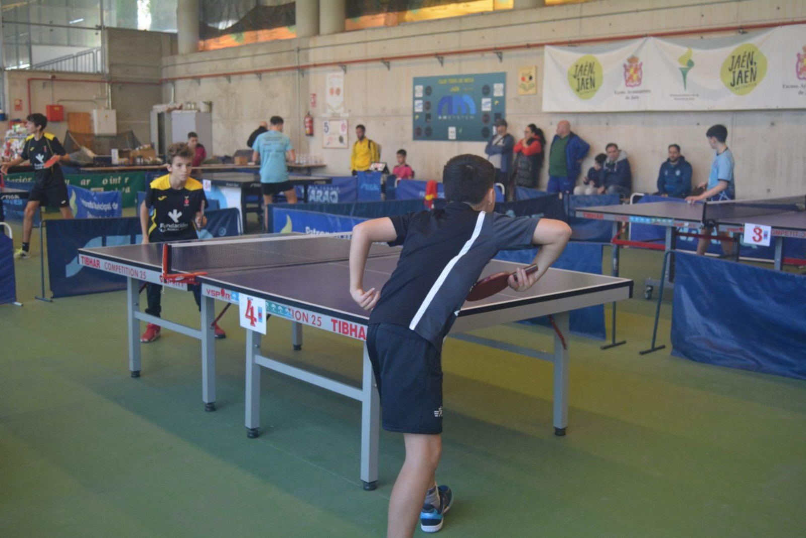 Tenis de mesa y convivencia en el VIII Torneo Solidario Inclusivo de Navidad de Hujase Jaén, en imágenes