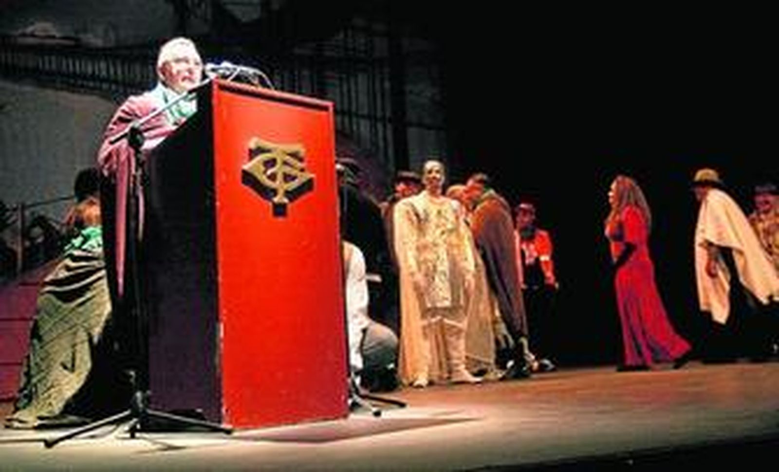 Cristina junto al alcalde y Laura España. Abajo, Paula con Nerea y Remesal.