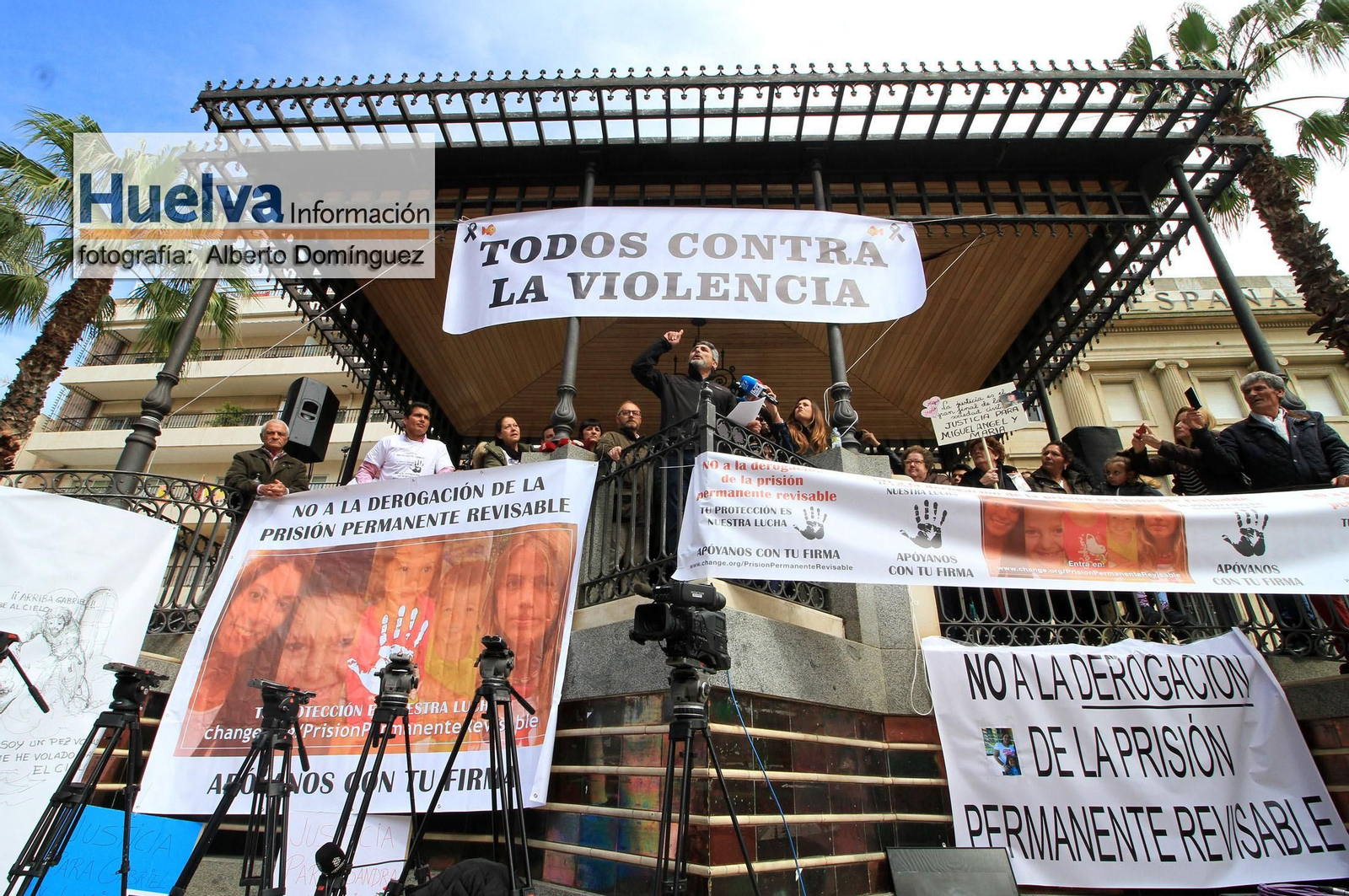 Imágenes de la manifestación contra la derogación de la prisión permanente revisable celebrada en Huelva