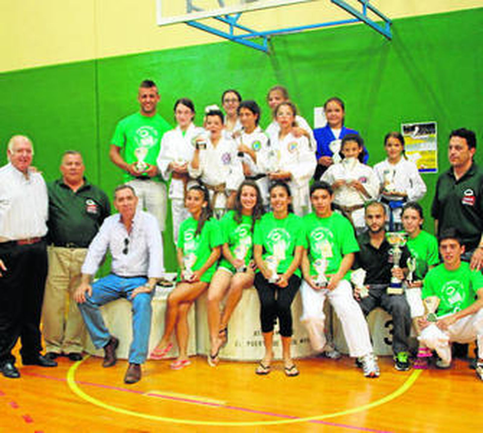 Los galardonados posan tras la entrega de trofeos.
