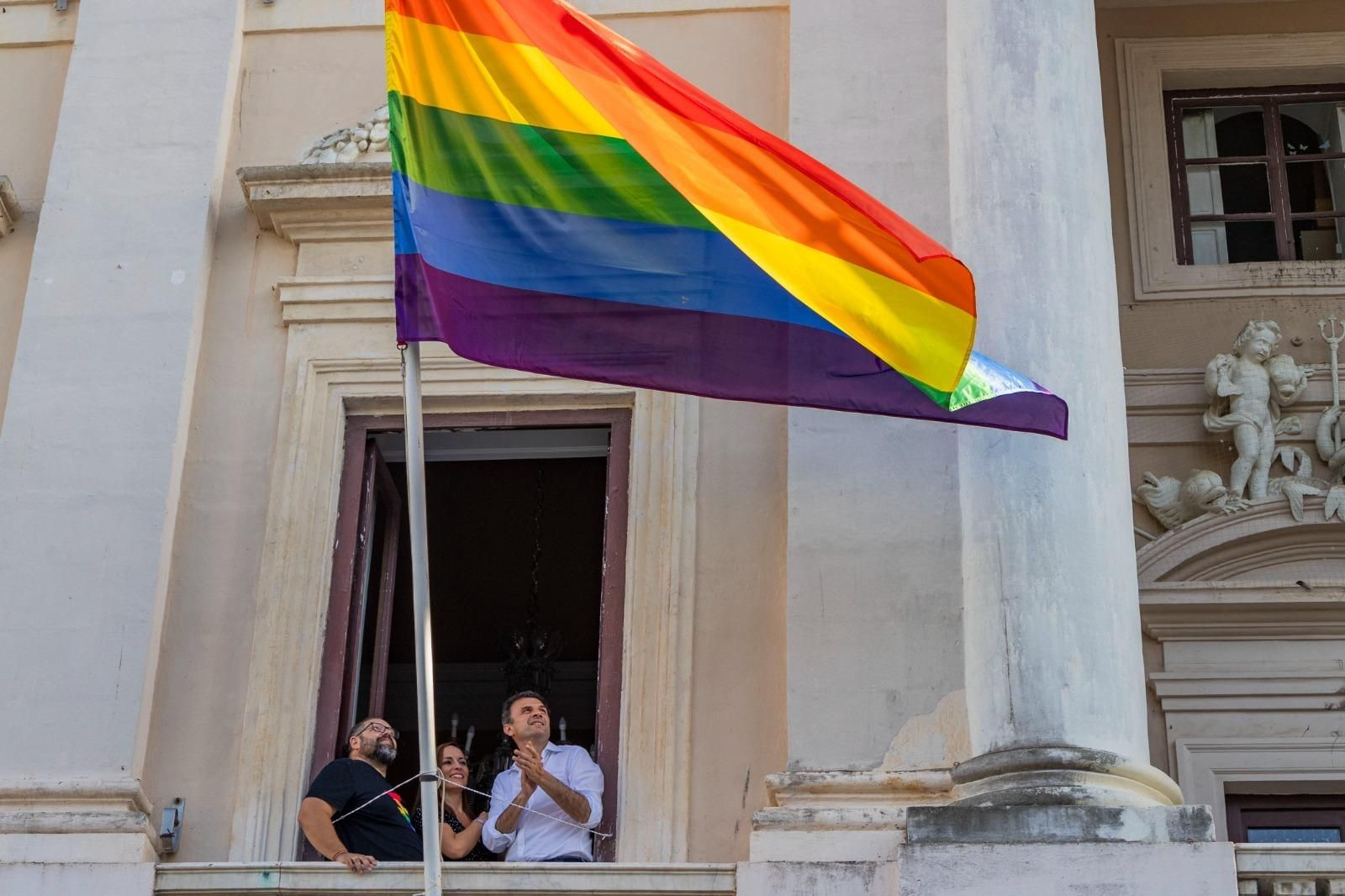 Bruno García (PP) y el presidente de Aghois , Jaime Zamora,  tras izar la bandera arcoiris en el Ayuntamiento de Cádiz.