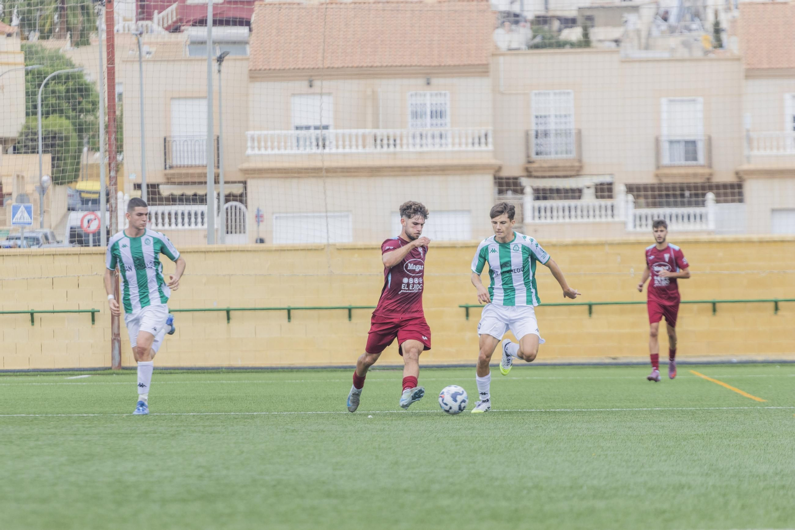 Un jugador del conjunto ejidense se marcha en carrera con el balón ante la presión rival en el choque ante el Huércal.