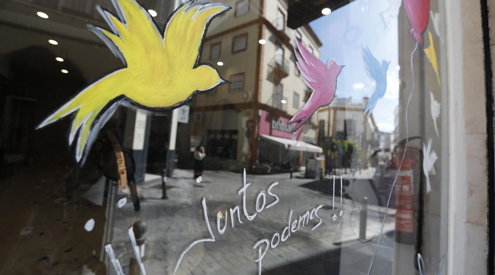 Artistas locales apelan a romper el estigma del SIDA con obras en escaparates