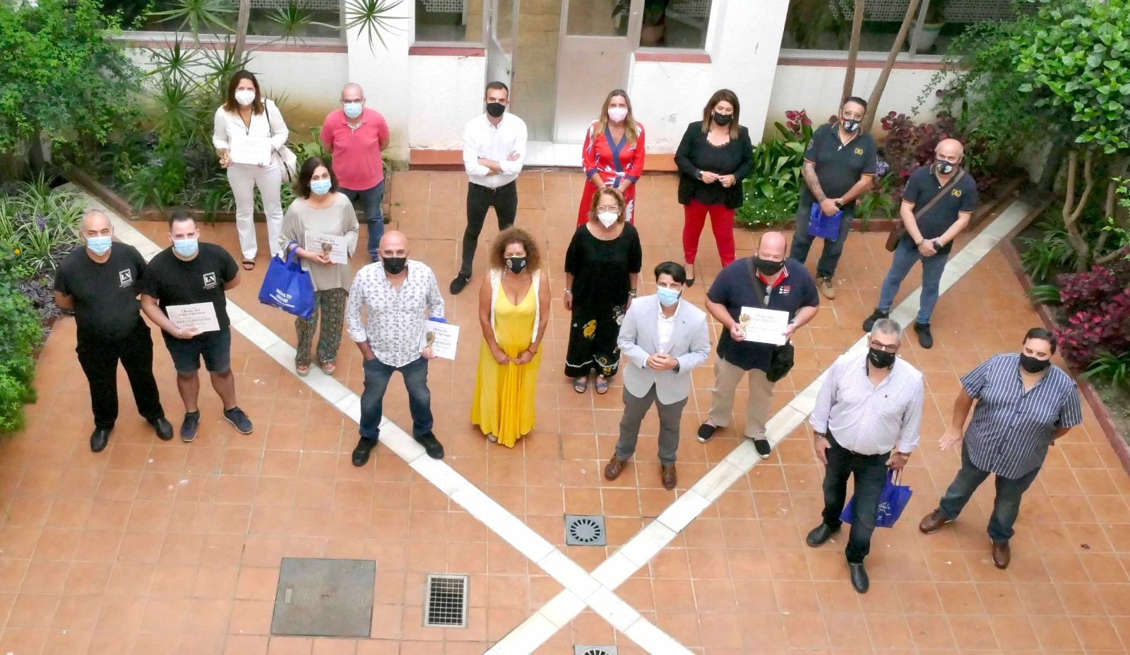 Representantes municipales y premiados, en el patio del antiguo hospital militar.