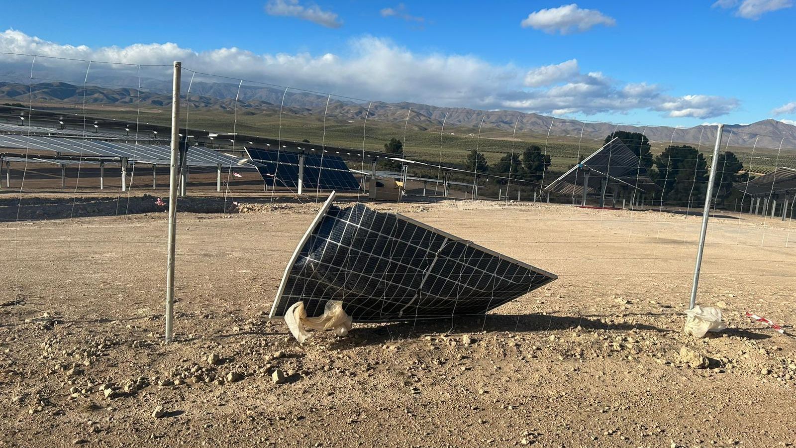 Placa solar que ha salido volando por el fuerte temporal en Tabernas
