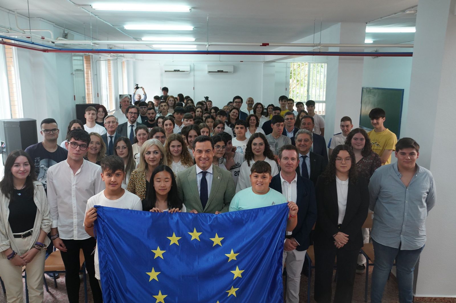 Juanma Moreno, en el IES Axati de Lora del Río.