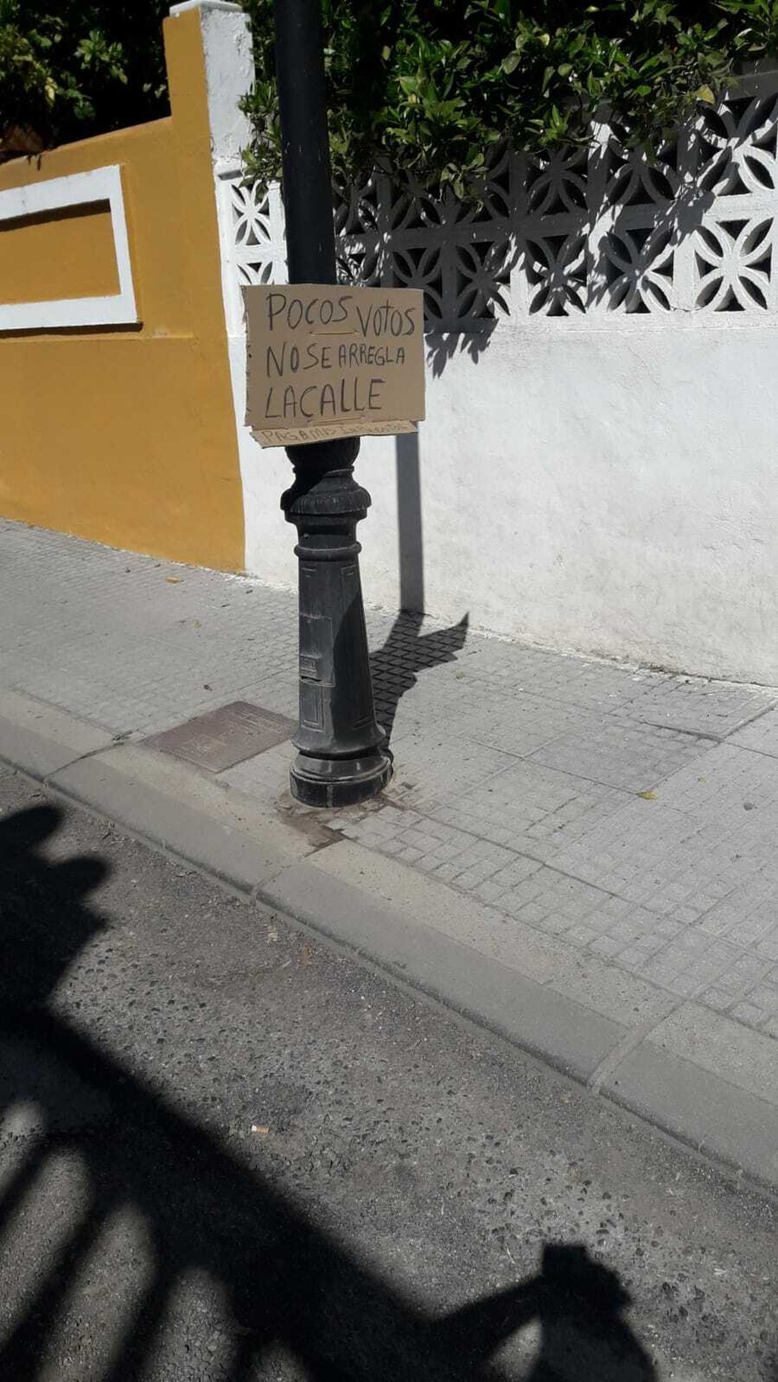 Carteles colocados en la calle Galaxia por los vecinos.