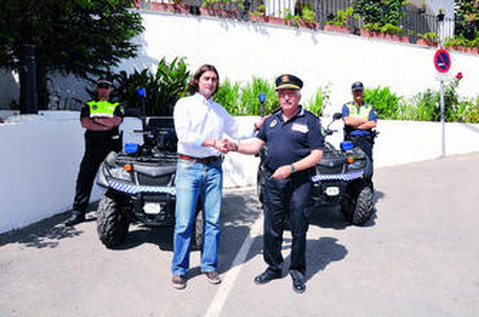 El concejal de Turismo entrega las llaves de los nuevos vehículos.