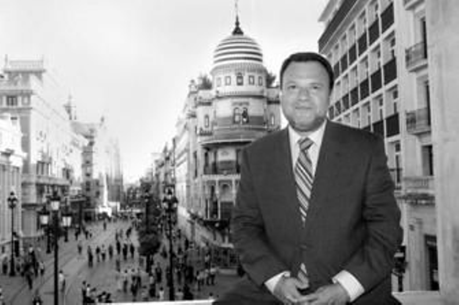 El acalde de Sevilla posa desde su despacho, con la peatonalizada Avenida a sus espaldas, durante la entrevista.