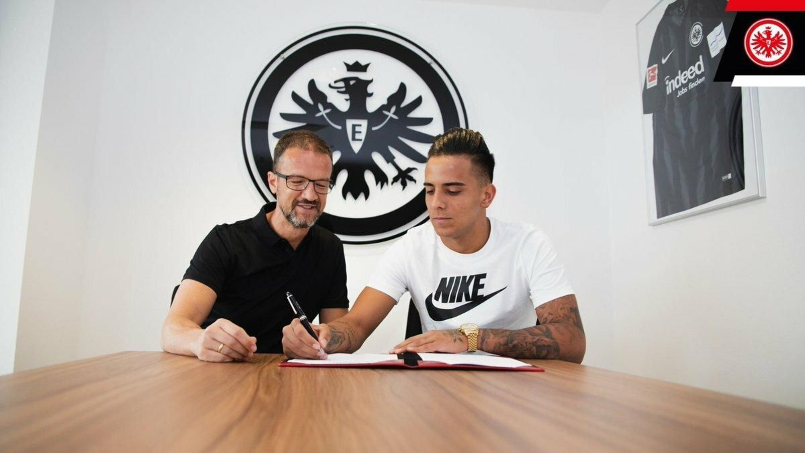 Rodri firma su contrato en las oficinas del Eintracht.