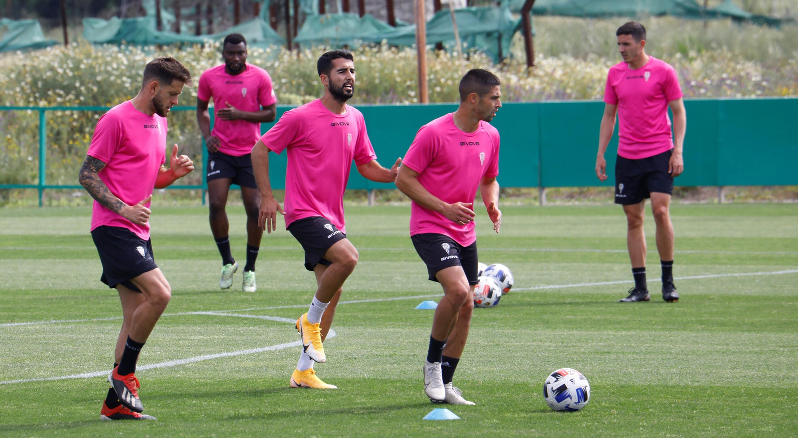 Jesús Álvaro ensaya el disparo a portería, con Núñez y Nahuel tras él.