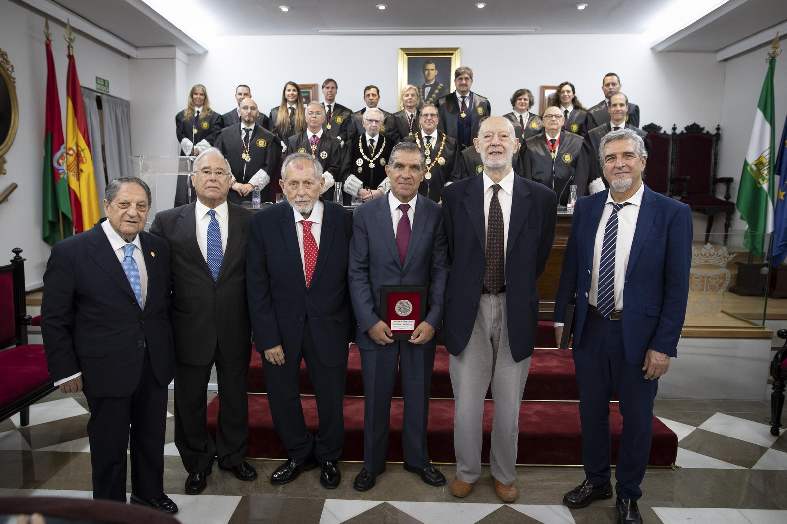 El acto de entrega de los Botones de Oro y Lazos de Plata se llevó a cabo en la sede del Colegio de Abogados de Granada.