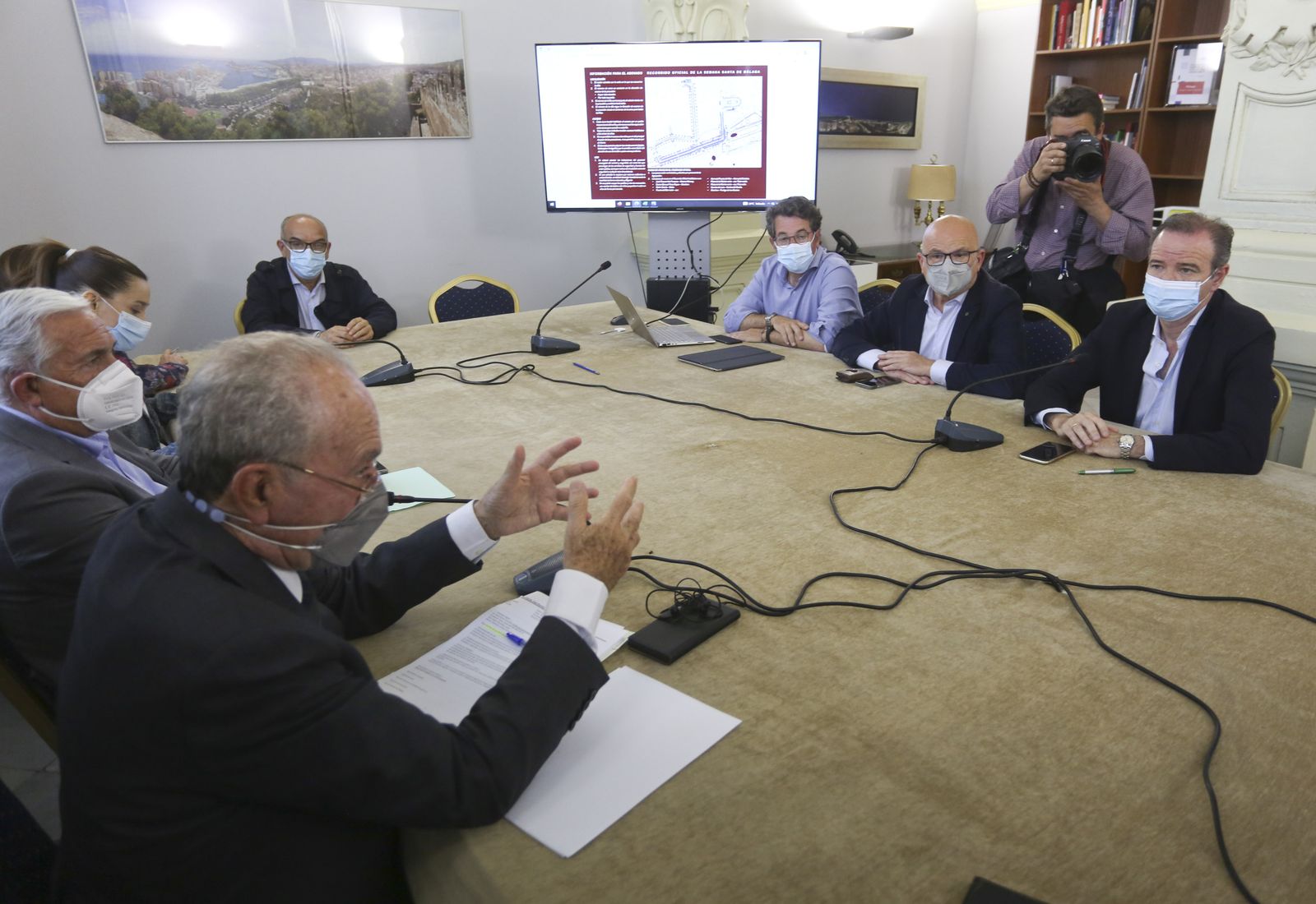 El alcalde se dirige al presidente de la Agrupación de Cofradías  el pasado lunes.