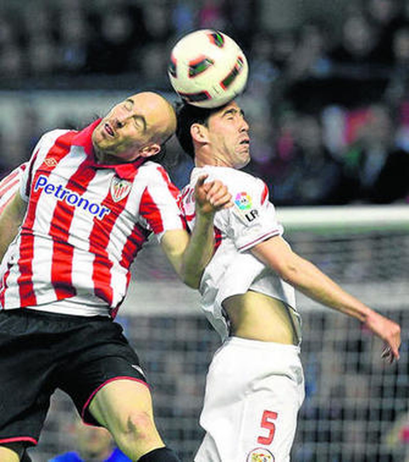 Fernando Navarro pelea un balón por alto con Toquero.