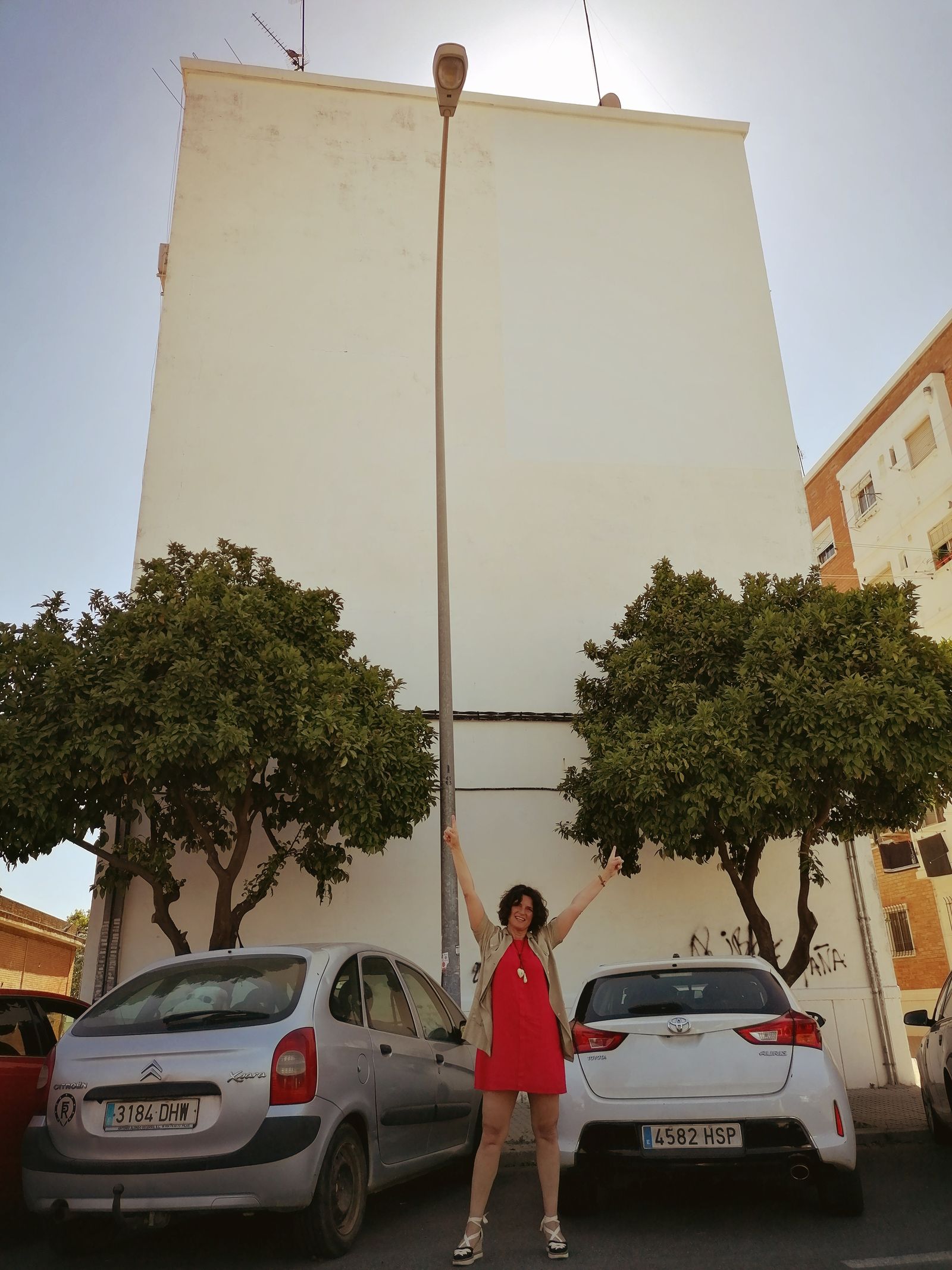 La artista Alexandra del Bene, ante uno de los bloques en los que pintará sus murales.